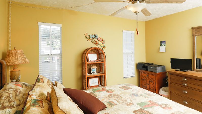 Second bedroom with queen bed, 11x17 DirecTV