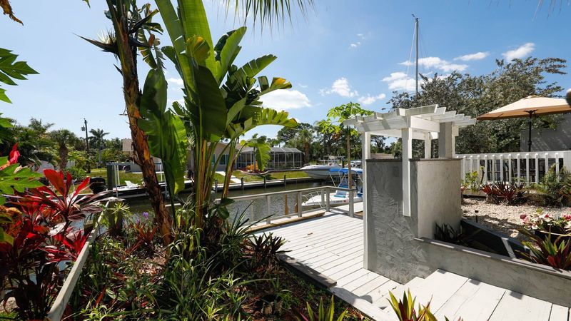 Plenty of dock, owners boats are also docked, max boat 27 ft.
Great place to fish! (Boat lift not available)