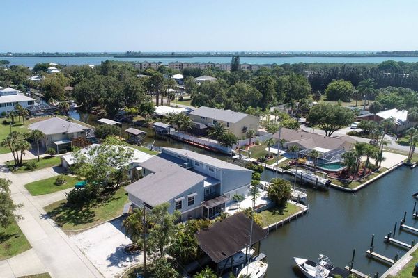 Plenty of dock, owners boats are also docked, max boat 27 ft.