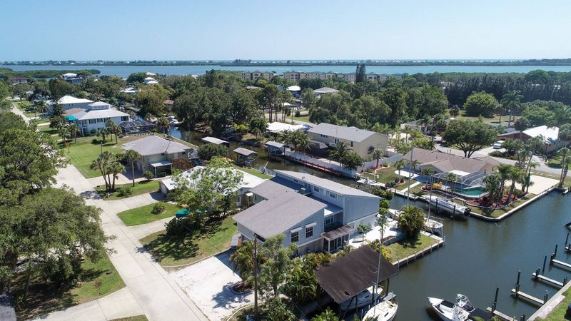 Plenty of dock, owners boats are also docked, max boat 27 ft.