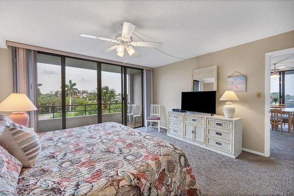 Primary bedroom with En Suite, Balcon Access & 43-inch TV