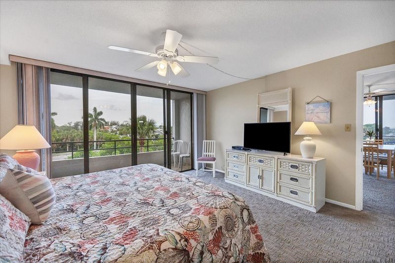Primary bedroom with En Suite, Balcon Access & 43-inch TV