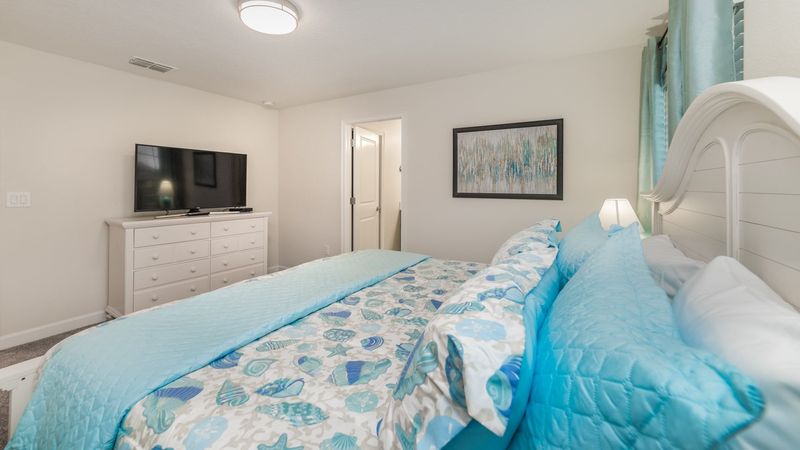 Master King Bedroom (1 Angle)
49" Smart TV