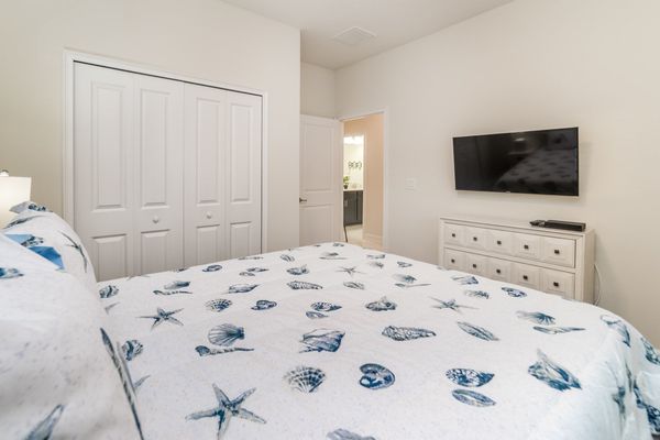 Queen Bedroom 4 (Angle)
40" Smart TV