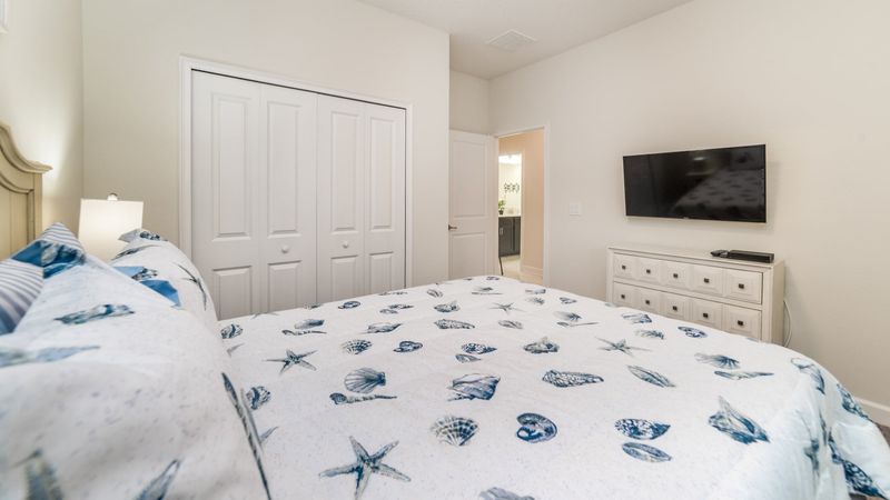 Queen Bedroom 4 (Angle)
40" Smart TV