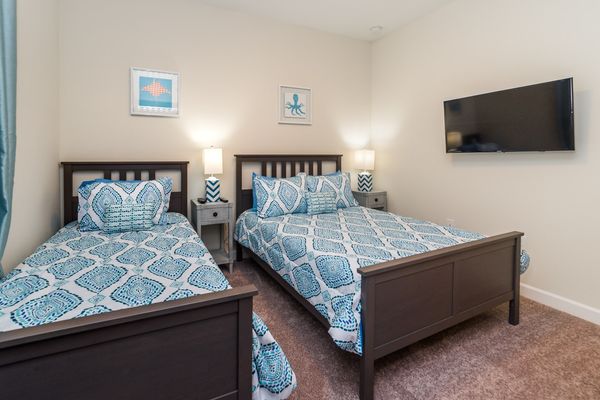 Twin/Double Bedroom 5 (Angle)
40" Smart TV