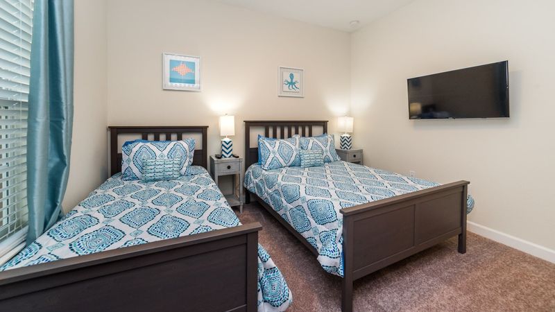 Twin/Double Bedroom 5 (Angle)
40" Smart TV