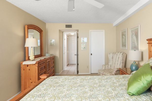 Bedroom #2
Queen Bed