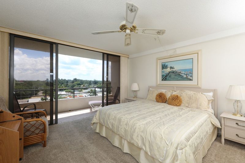 Master Bedroom
King Bed
50" TV