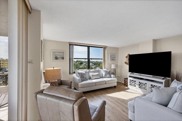 Bright, open living space overlooking the Intracoastal Waterway with ample seating and 75-inch Smart TV. Dining Table seats 6