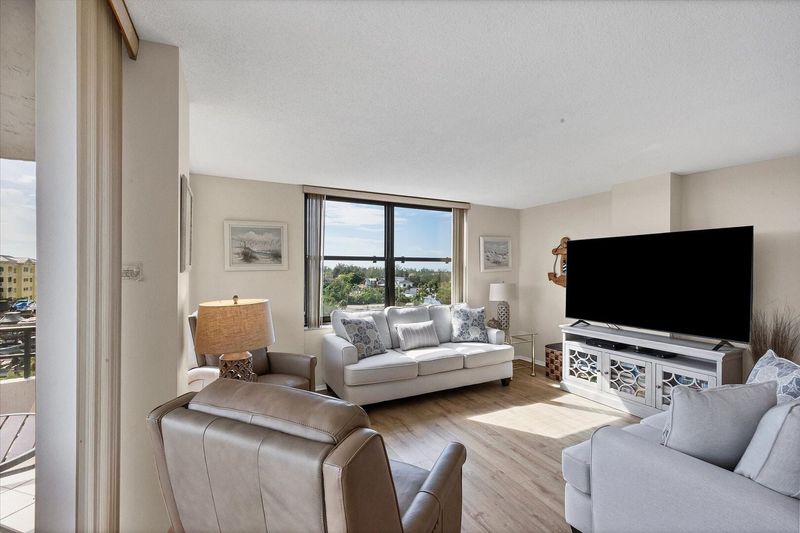 Bright, open living space overlooking the Intracoastal Waterway with ample seating and 75-inch Smart TV. Dining Table seats 6