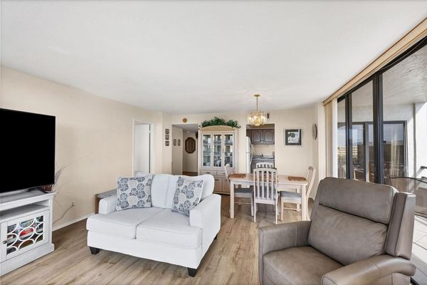 Bright, open living space overlooking the Intracoastal Waterway with ample seating and 75-inch Smart TV. Dining Table seats 6