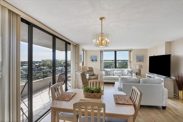 Bright, open living space overlooking the Intracoastal Waterway with ample seating and 75-inch Smart TV. Dining Table seats 6