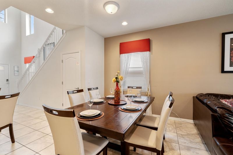 Dining (Angle)