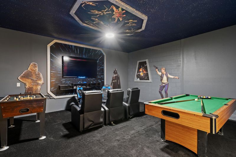 Game Room Star Wars
70" Roku TV - PS4