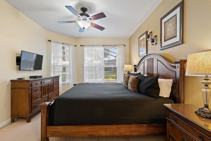 Master King Bedroom 1 Downstairs 40" TV