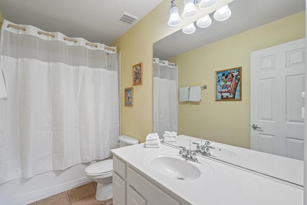 Twin Suite Bathroom 5 Tub/Shower Combo