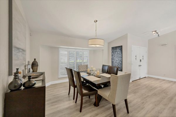 Dining room. Dining table seats 6