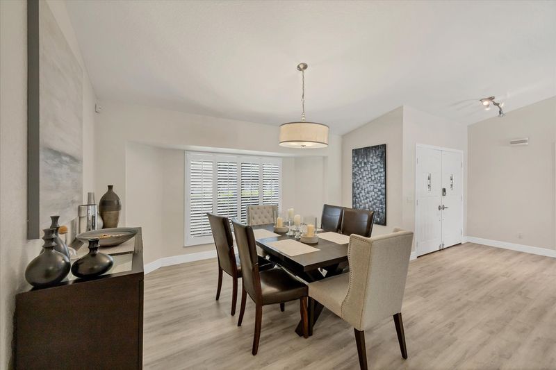 Dining room. Dining table seats 6
