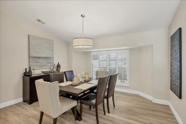 Dining room. Dining table seats 6