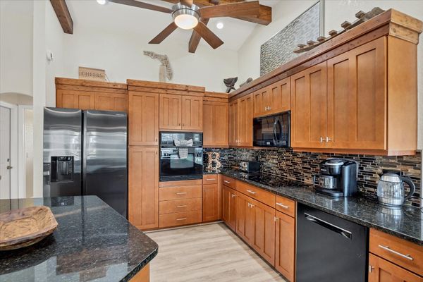 Beautiful, fully-equipped kitchen