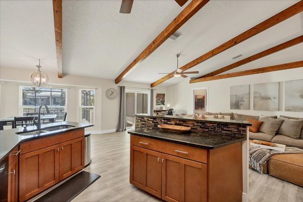 Beautiful, fully-equipped kitchen