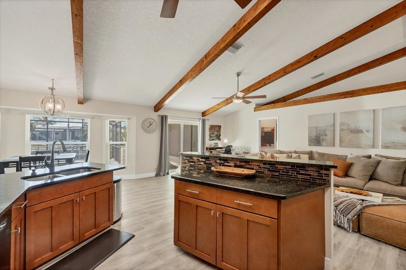 Beautiful, fully-equipped kitchen