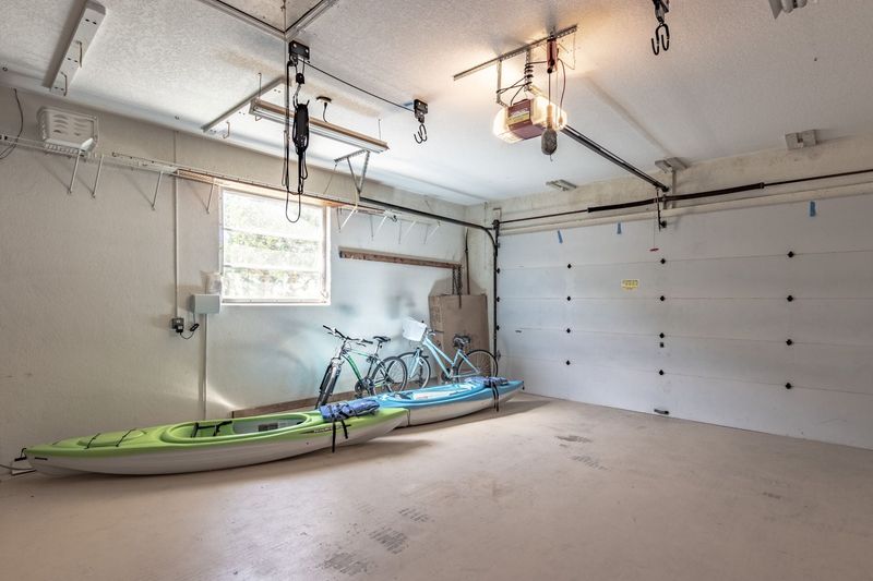 Kayaks & bikes for guest use