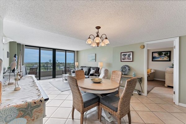 Dining table with leaf seats 6