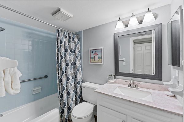 Guest bathroom with shower/tub combo