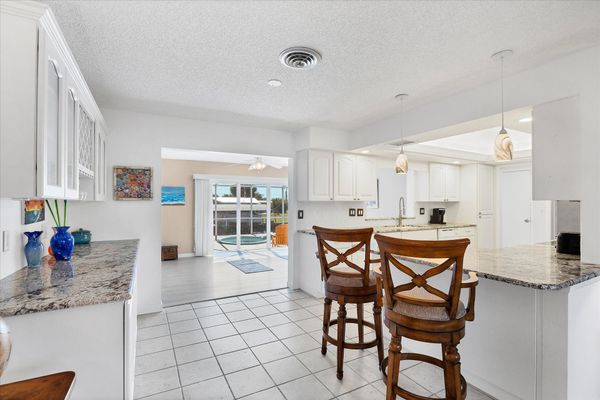 Kitchen island & breakfast bar