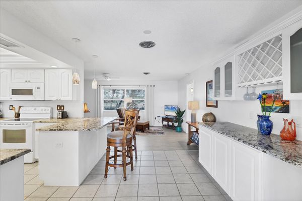 Kitchen island & breakfast bar