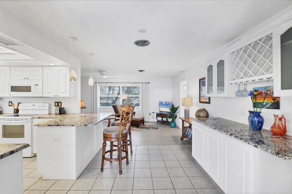 Kitchen island & breakfast bar