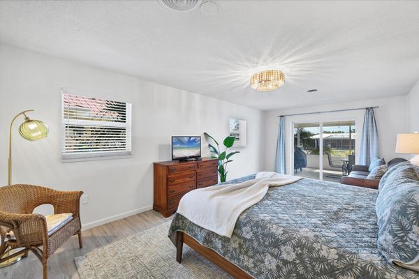 King suite with lanai access