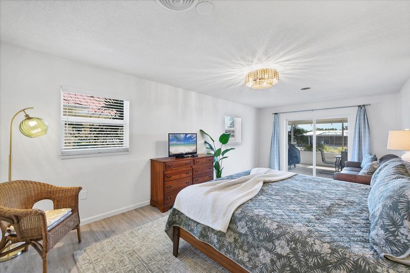 King suite with lanai access