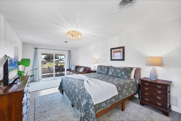 King suite with lanai access