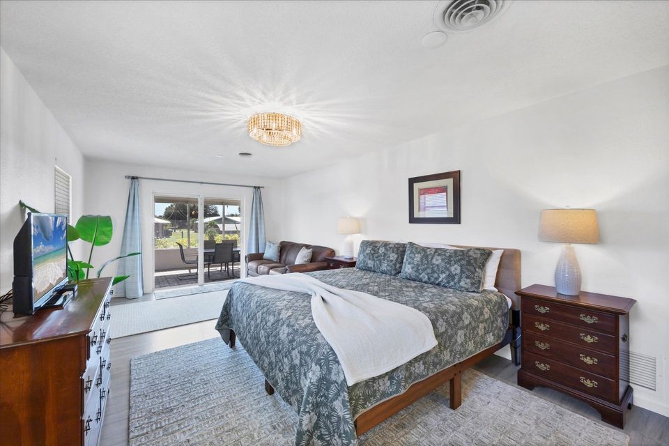 King suite with lanai access