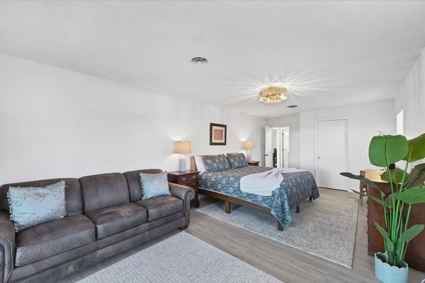 King suite with lanai access