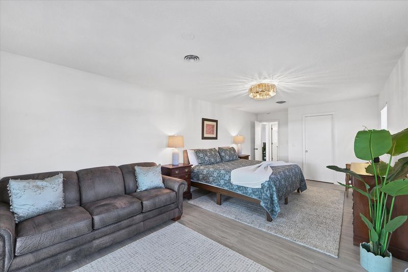 King suite with lanai access