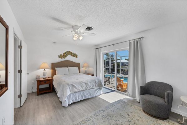 Queen suite with lanai access