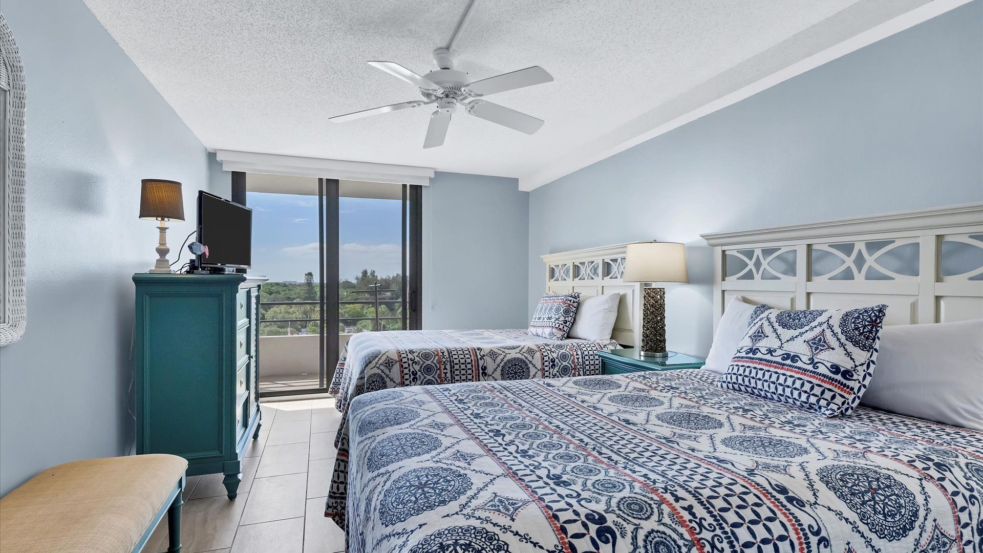 Bedroom 2
Two Queen Beds
32" TV