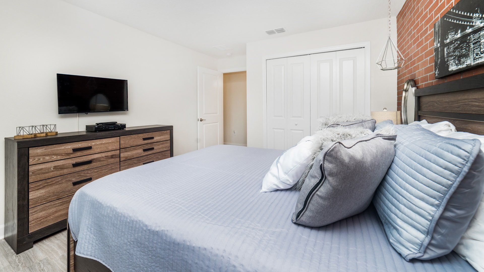 Queen Bedroom 2 Upstairs
32" TV