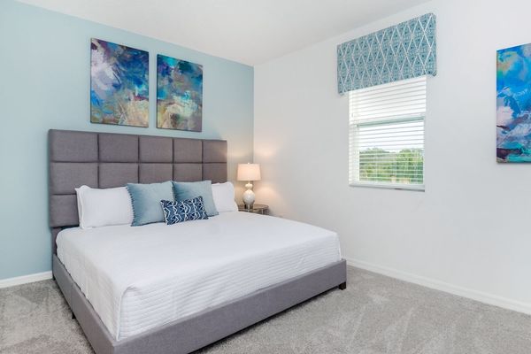 King Bedroom 6 Upstairs
Shared Bathroom 
Tub/Shower Combo