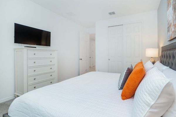 King Bedroom 3 (Angle)
40" Smart TV