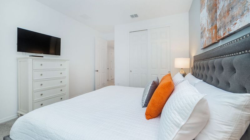 King Bedroom 3 (Angle)
40" Smart TV