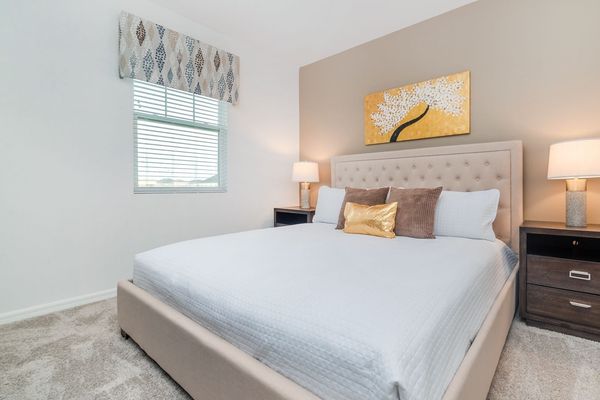 King Bedroom Suite 4
Upstairs
Attached Bathroom