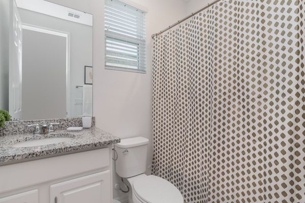 King Suite Bathroom 4
Upstairs
Tub/Shower Combo