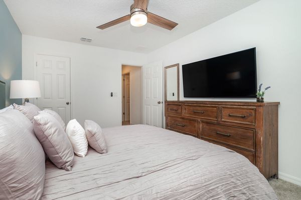 Queen Bedroom 4 (Angle)
55" Smart TV