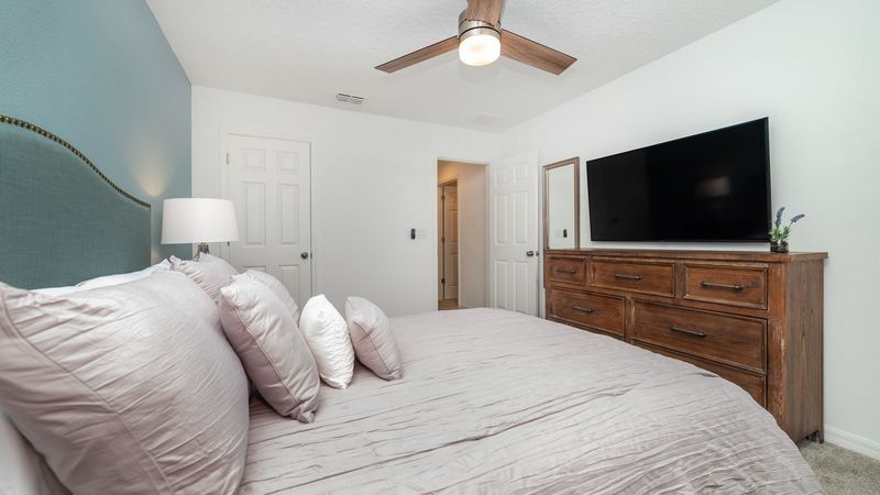 Queen Bedroom 4 (Angle)
55" Smart TV