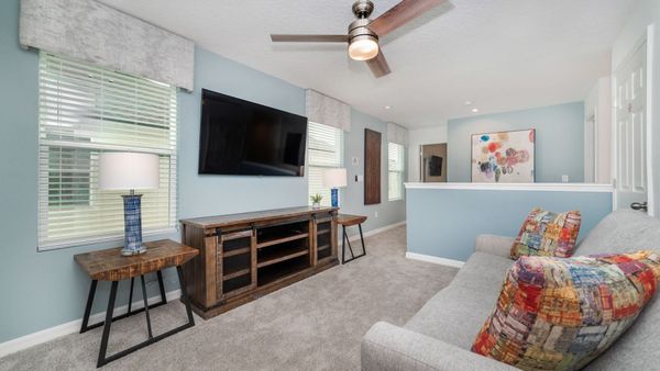 Loft (Angle)
65" Smart TV